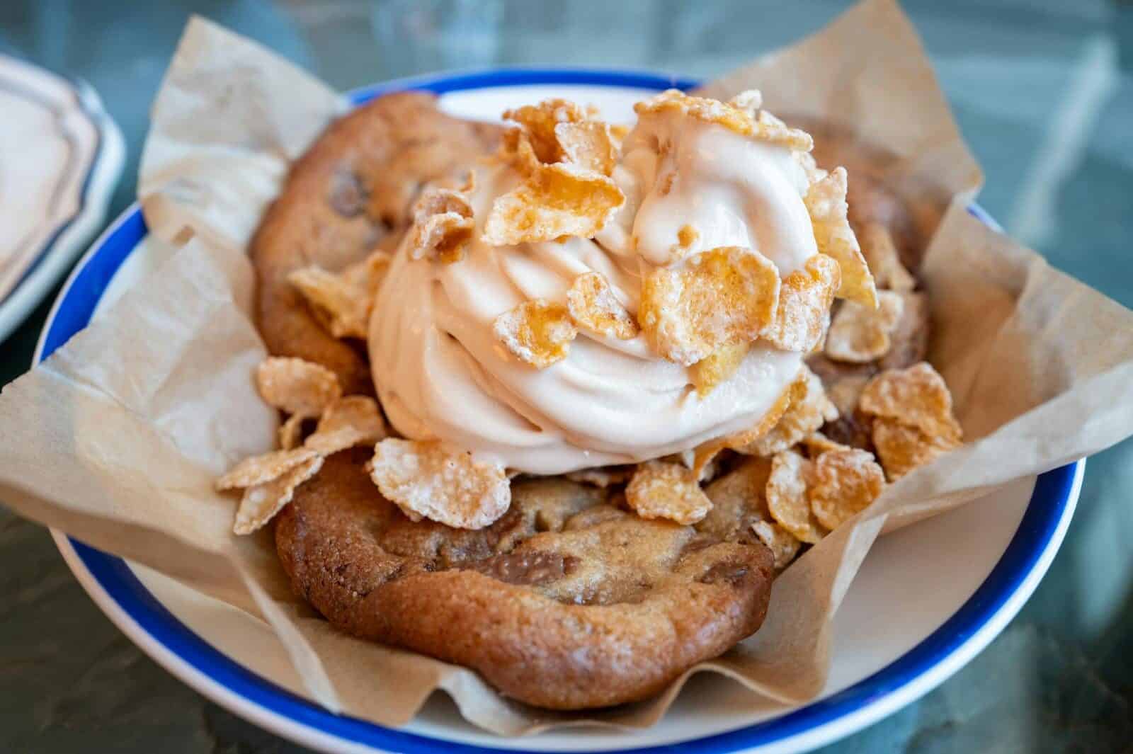 Ice cream served on a cookie with cornflakes, perfect dessert idea.